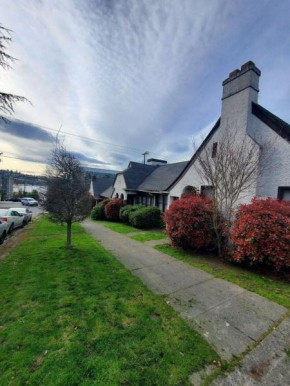 Charming English Tudor Lake union Seattle UW downtown